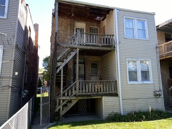 a view of entryway and hall