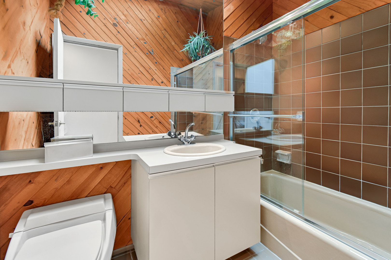 4112 Sunset Road Matteson, IL 60443 - Photo 12 of 28 a bathroom with a sink a toilet and bathtub