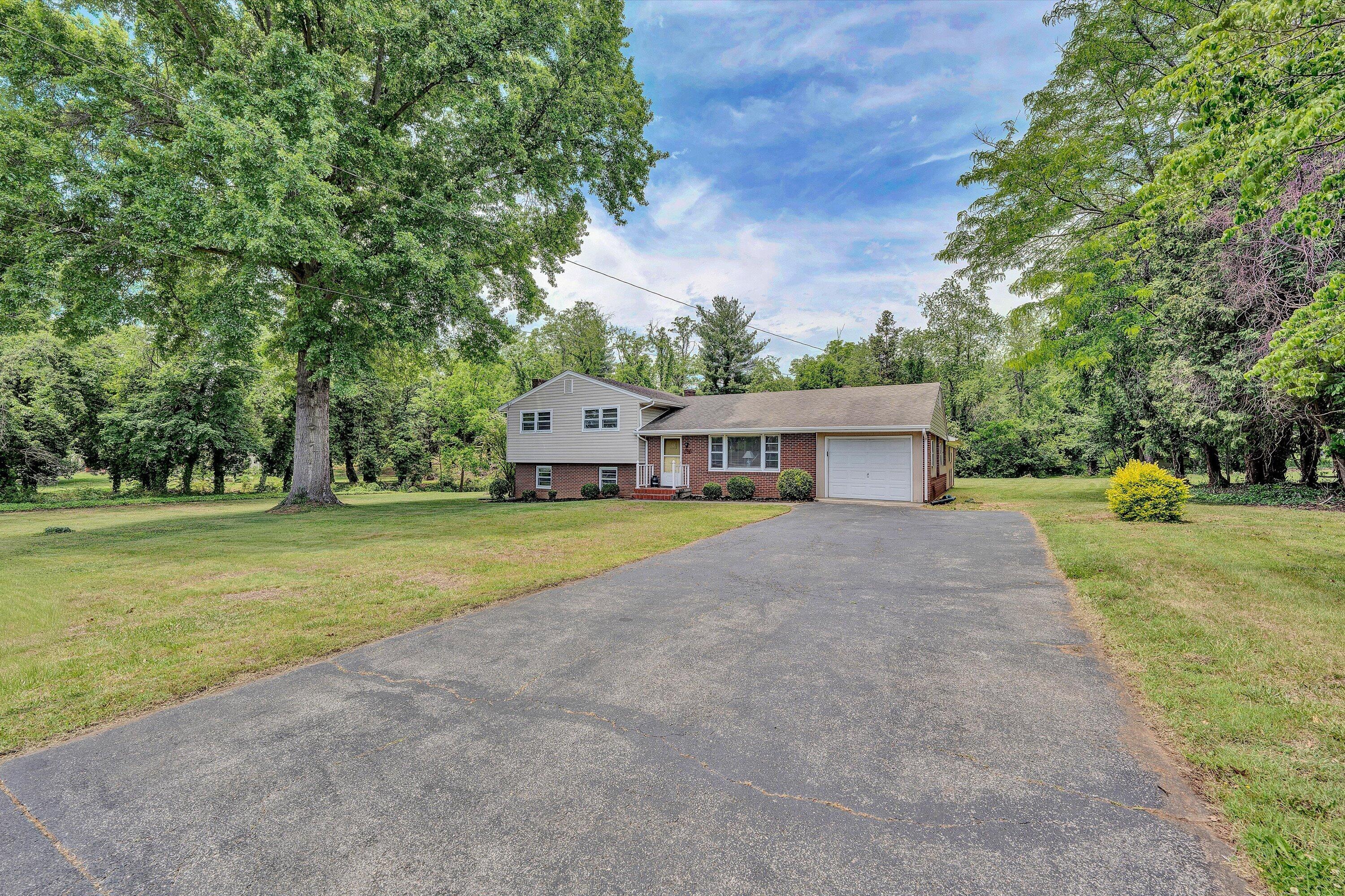 7008 Goff Road Roanoke, VA 24019 - Photo 3 of 38 03-DSC00301