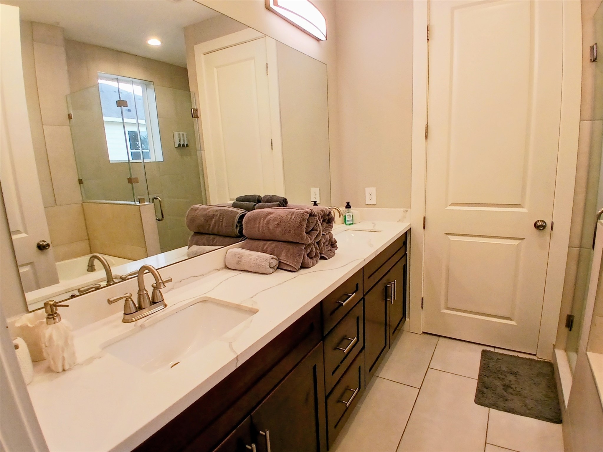 3333 Kilgore Street Houston, TX 77021 - Photo 14 of 35 a bathroom with a sink a vanity and a mirror