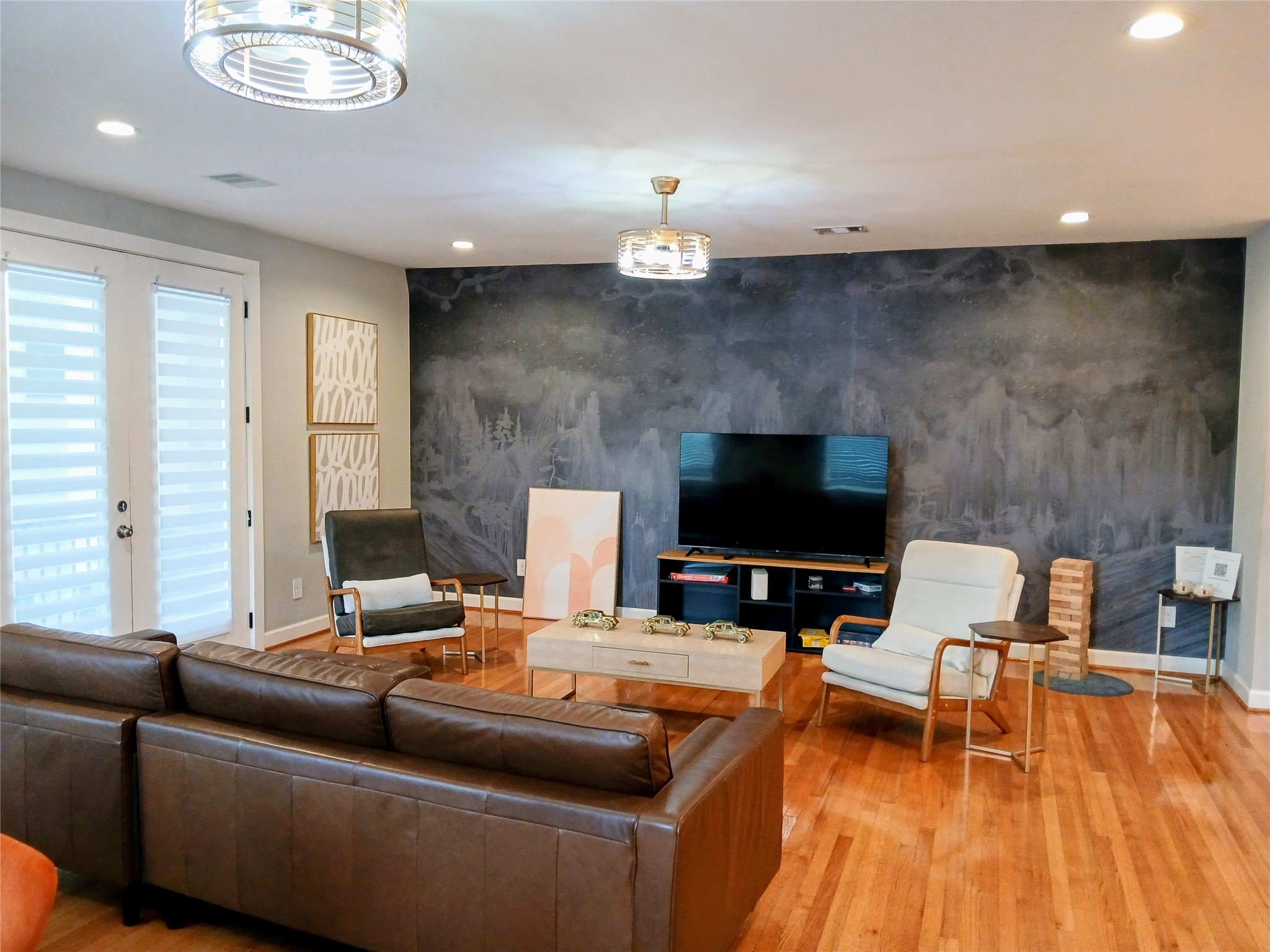 3333 Kilgore Street Houston, TX 77021 - Photo 15 of 35 a living room with furniture and a flat screen tv