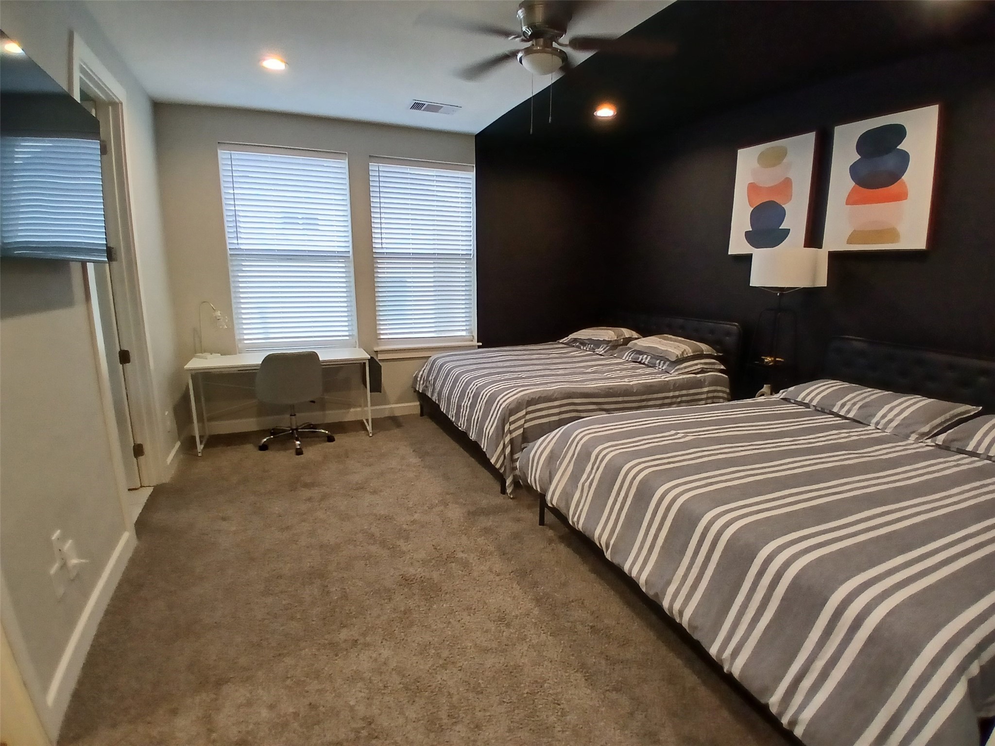 3333 Kilgore Street Houston, TX 77021 - Photo 22 of 35 a bedroom with double bed and a large window