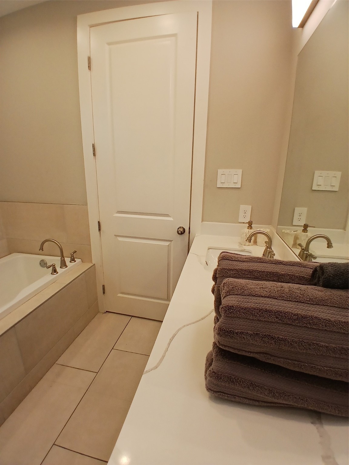 3333 Kilgore Street Houston, TX 77021 - Photo 24 of 35 a bathroom with a bathtub and shower