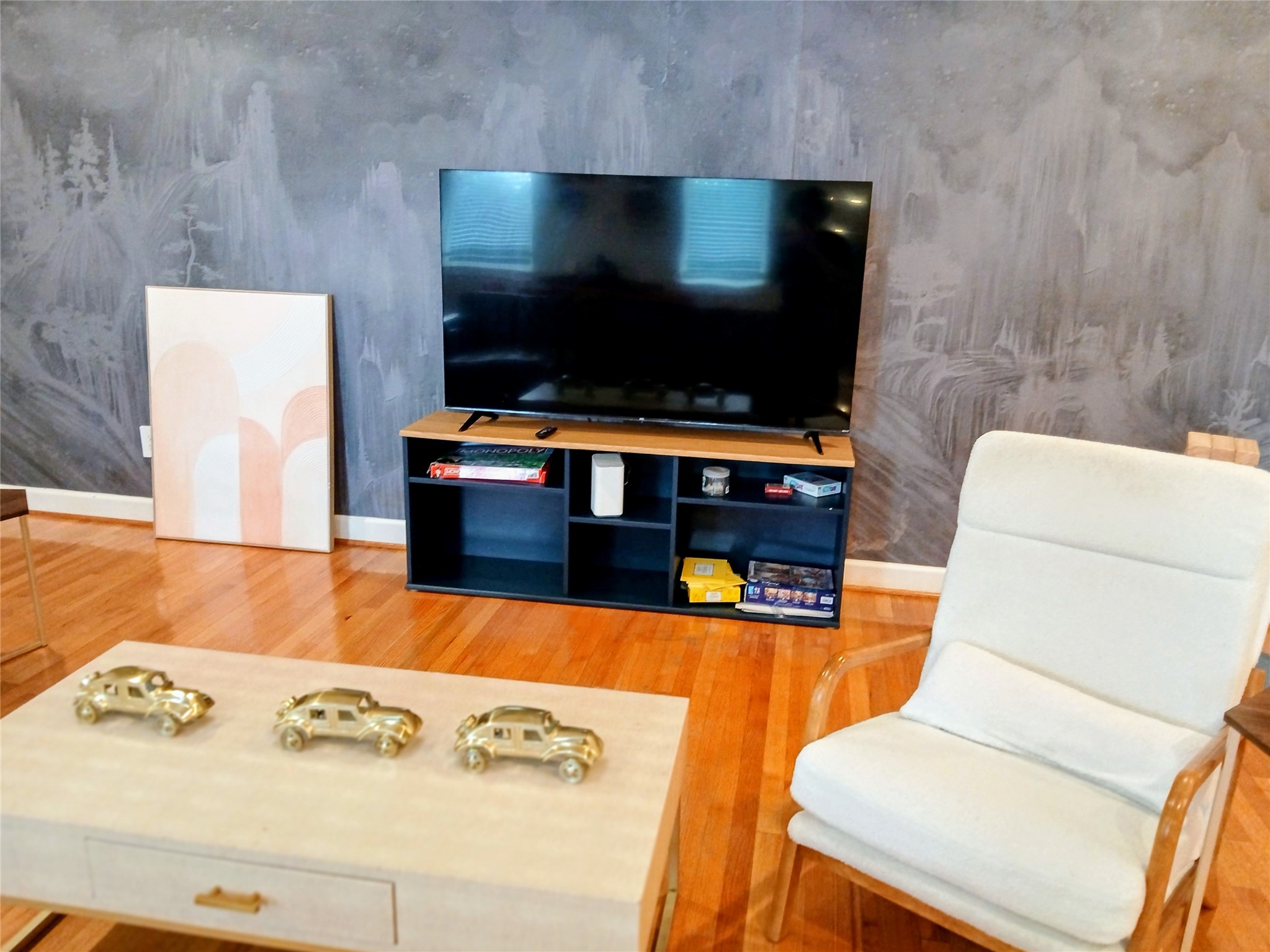 3333 Kilgore Street Houston, TX 77021 - Photo 4 of 35 a living room with furniture and a flat screen tv
