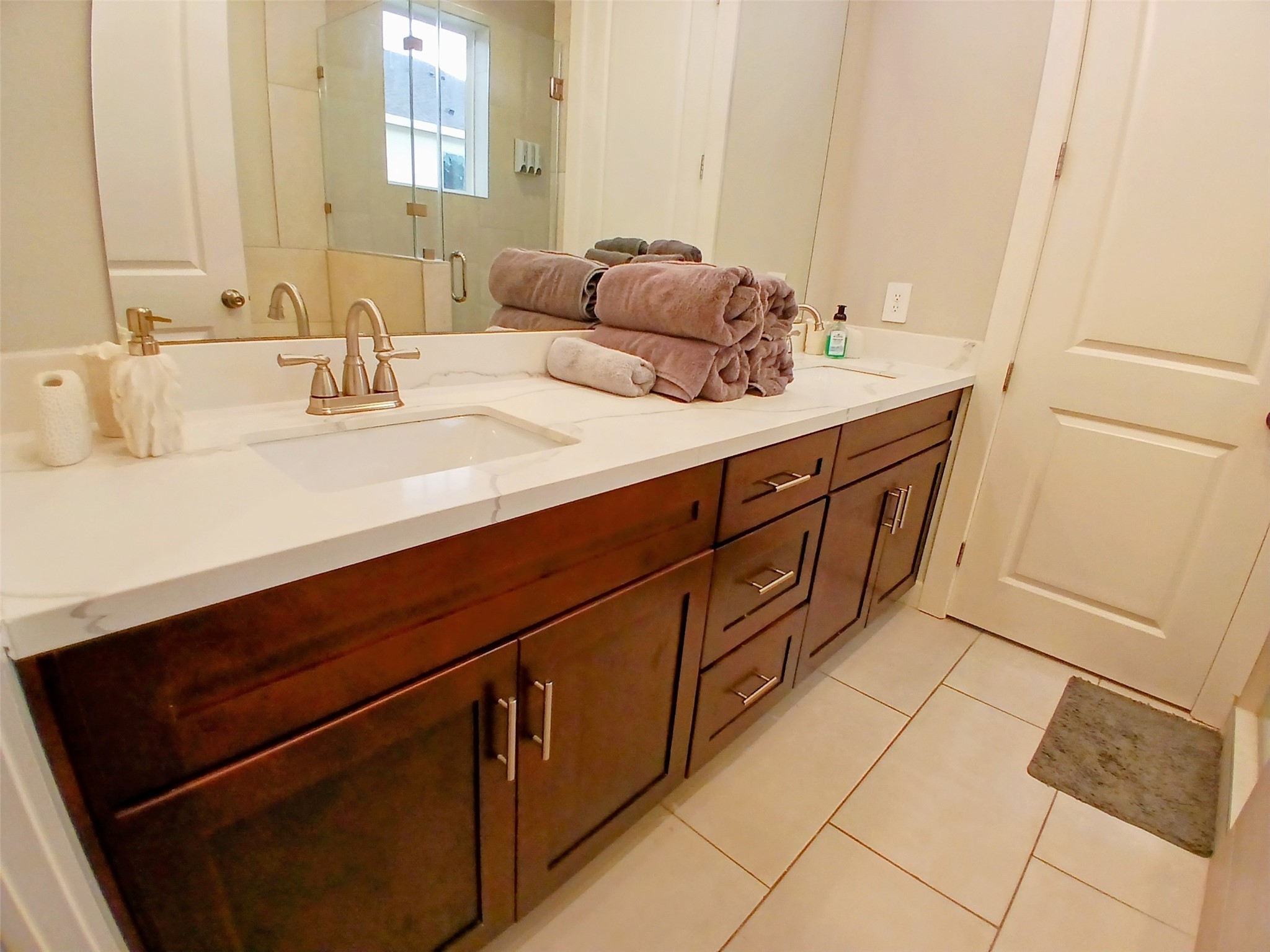 3333 Kilgore Street Houston, TX 77021 - Photo 7 of 35 a bathroom with a sink and a mirror