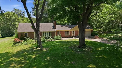 $1,000,000 | 9319 High Drive, Leawood, KS 66206