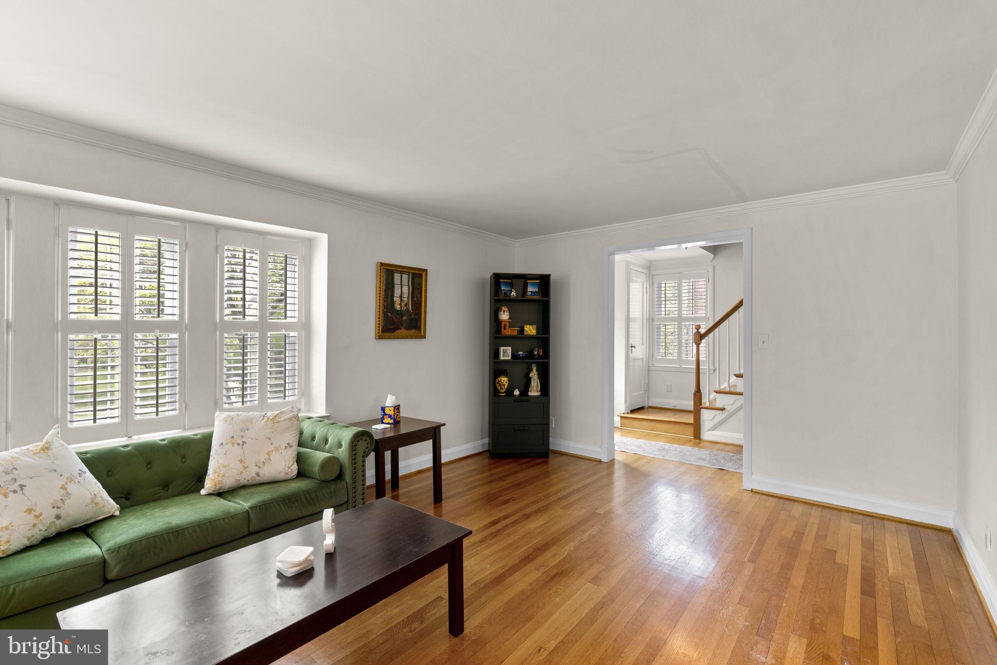 636 Overbrook Road Baltimore, MD 21212 - Photo 6 of 45 LIVING ROOM