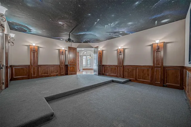 a view of a house with backyard and garden