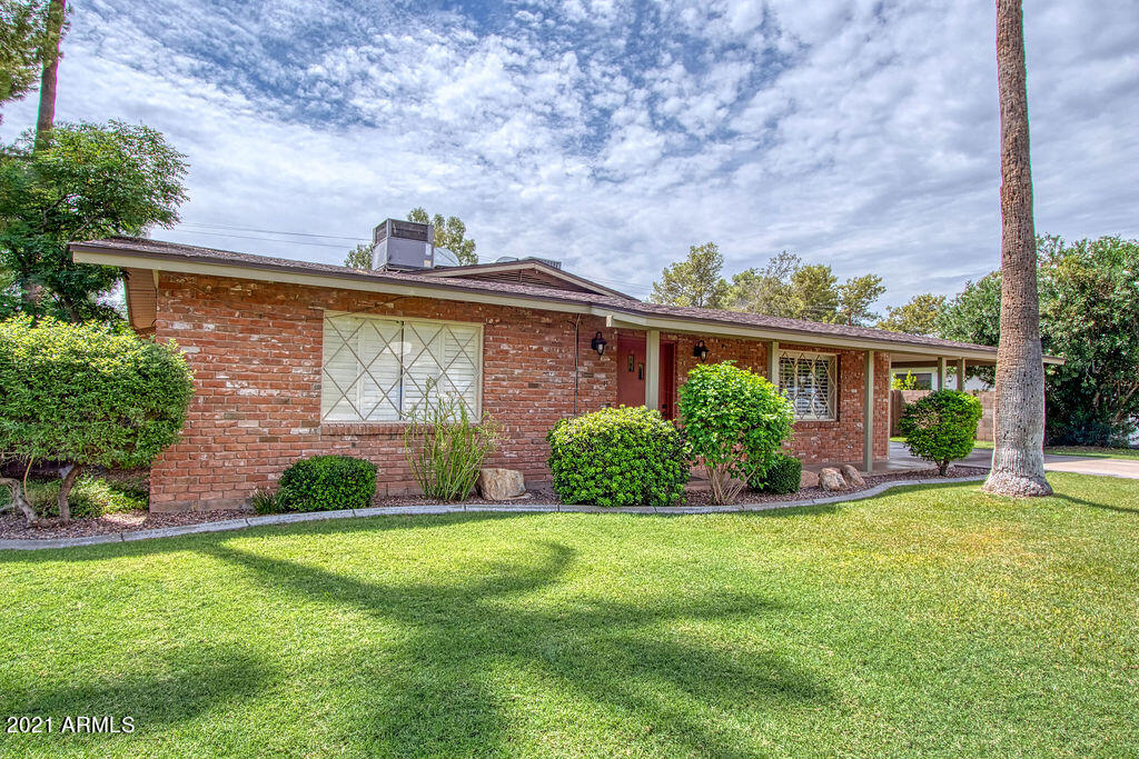 5509 East Cheery Lynn Road, Unit 2E Phoenix, AZ 85018 - Photo 1 of 25 a front view of a house with garden