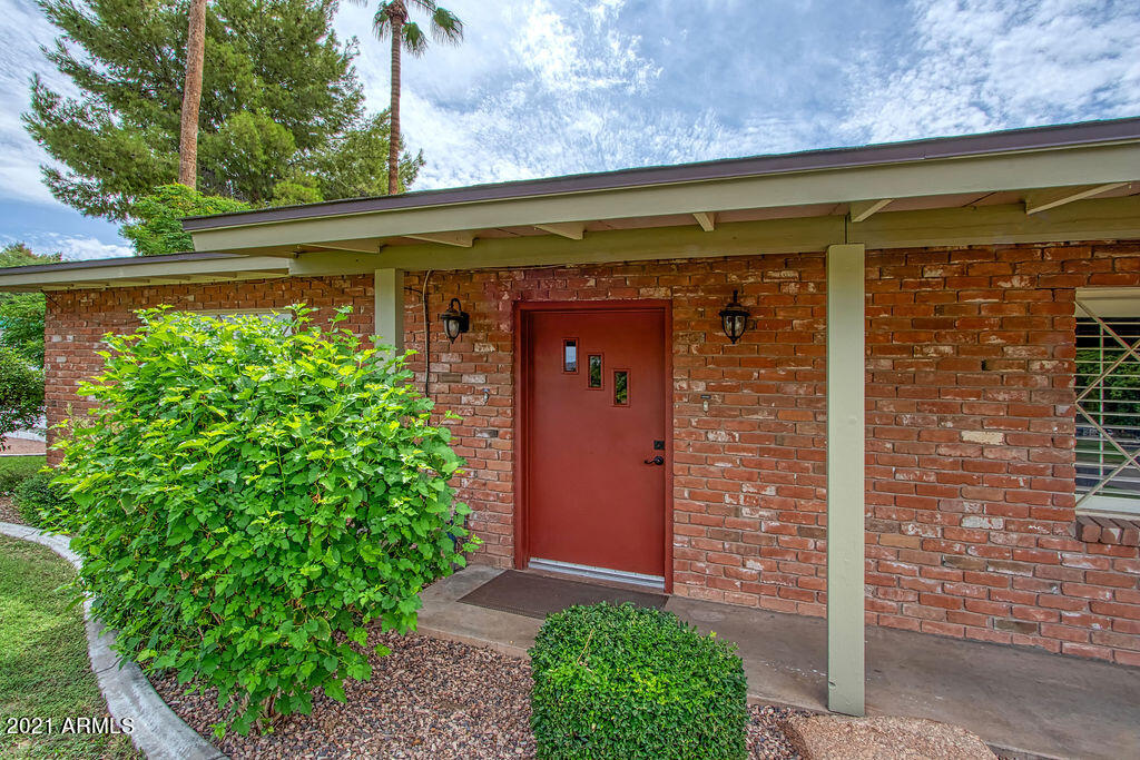 5509 East Cheery Lynn Road, Unit 2E Phoenix, AZ 85018 - Photo 2 of 25 a front view of a house with garden