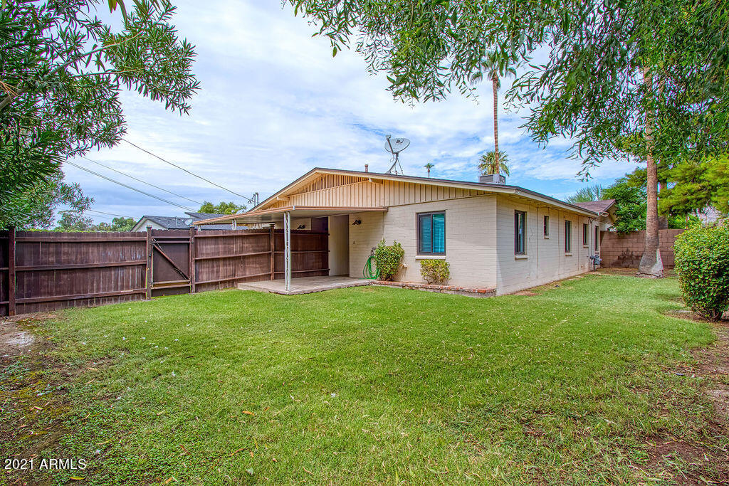 5509 East Cheery Lynn Road, Unit 2E Phoenix, AZ 85018 - Photo 4 of 25 a view of a house with backyard and porch