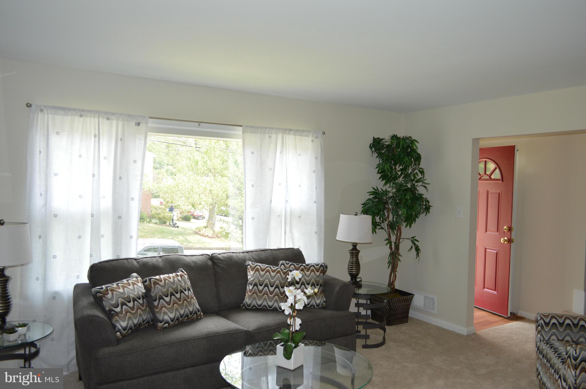 2700 Hughes Road Adelphi, MD 20783 - Photo 12 of 29 Living Room