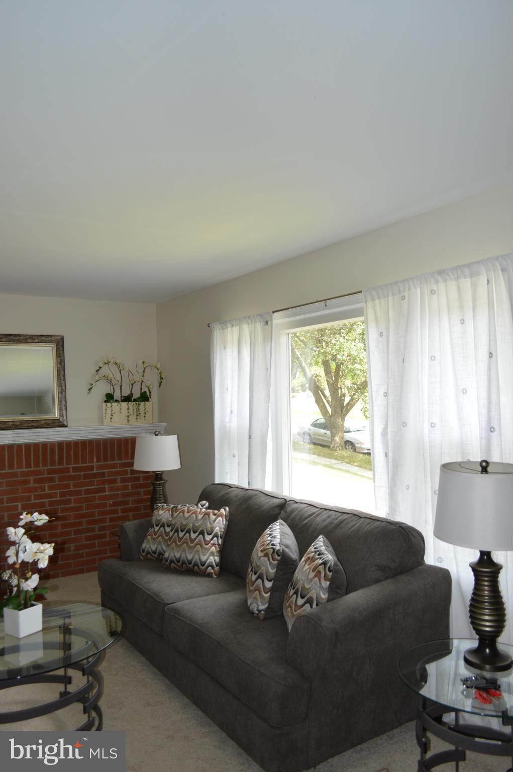 2700 Hughes Road Adelphi, MD 20783 - Photo 10 of 29 Living Room