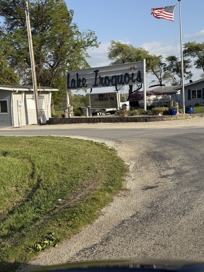 107 Comanche Trail Loda, IL 60948 - Photo 2 of 37 a view of a town with houses