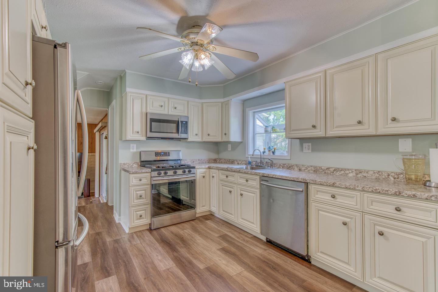 9019 Tammy Road Baltimore, MD 21236 - Photo 7 of 23 Stainless appliances, gas cooking.