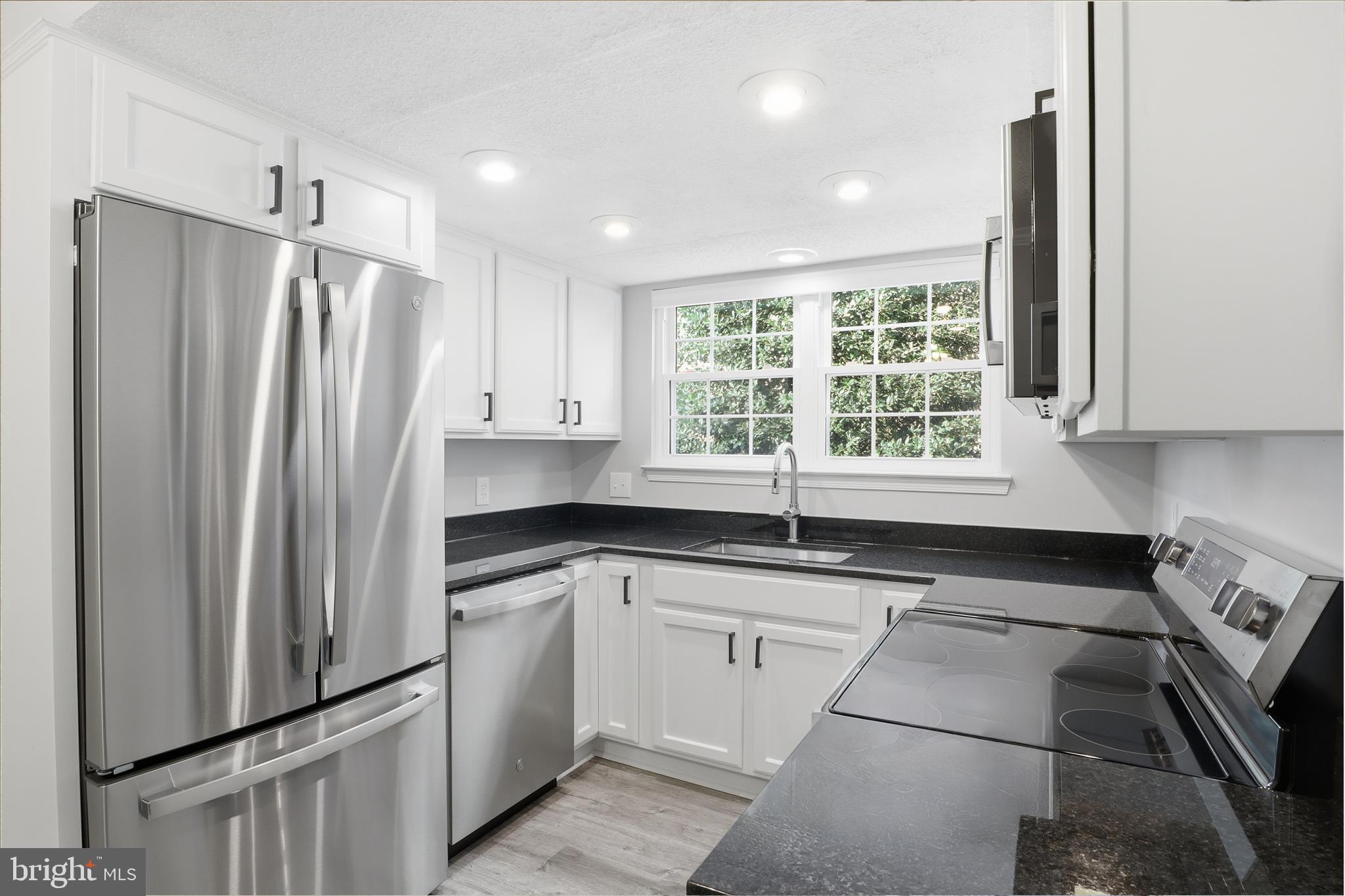 12002 Golf Ridge Court Fairfax, VA 22033 - Photo 4 of 43 New granite New Appliances