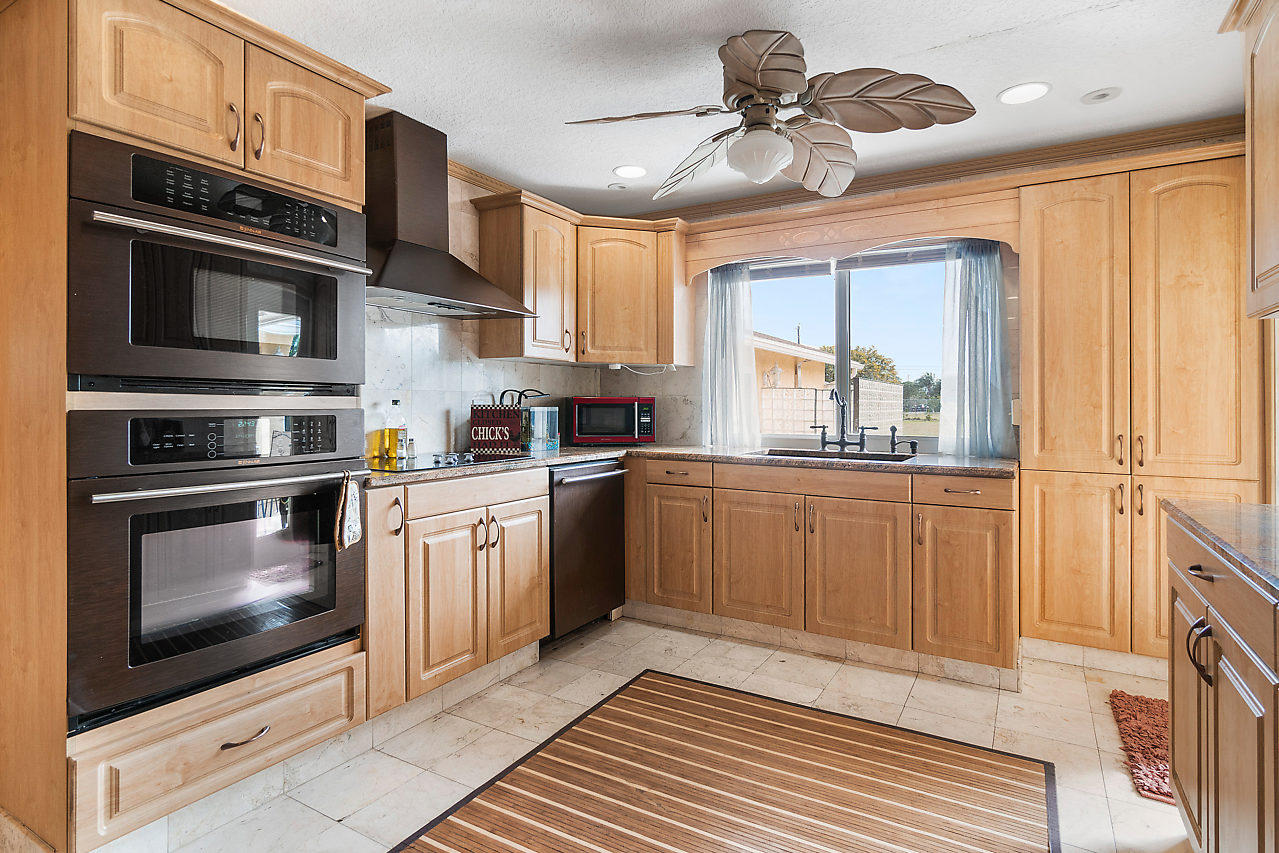 2168 Bermuda Road West Palm Beach, FL 33406 - Photo 14 of 33 Kitchen