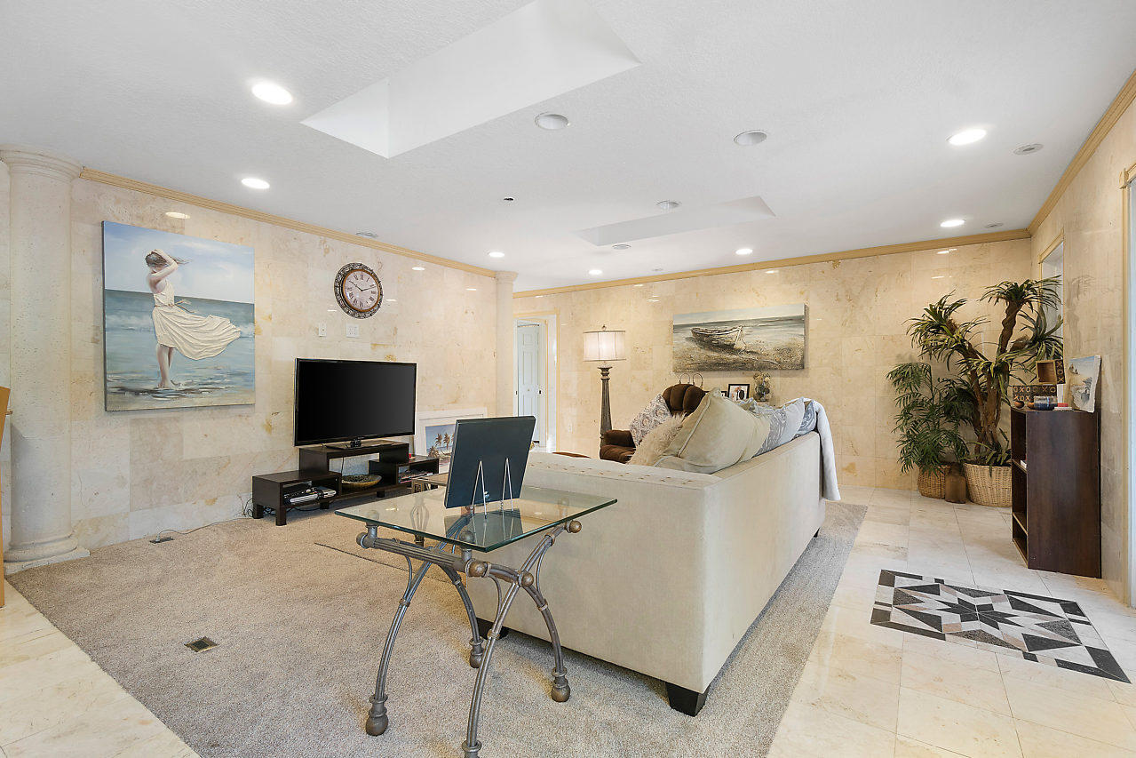 2168 Bermuda Road West Palm Beach, FL 33406 - Photo 6 of 33 Living room