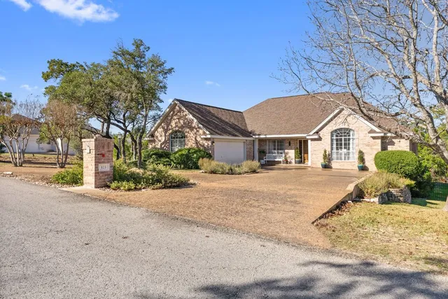 $735,000 | 123 Clubhouse Drive, Lakeway, TX 78734
