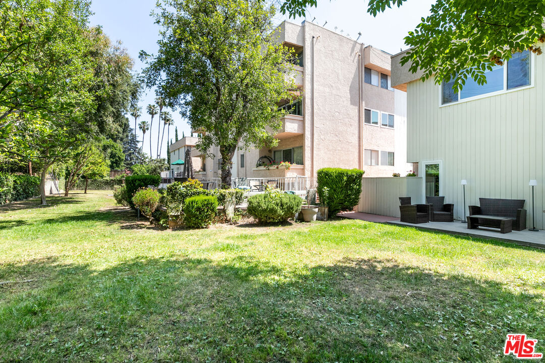 5139 Balboa Boulevard, Unit 9 Encino, CA 91316 - Photo 29 of 30 a view of a backyard with plants and a patio
