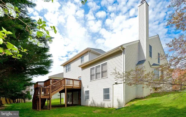 a view of house with a yard