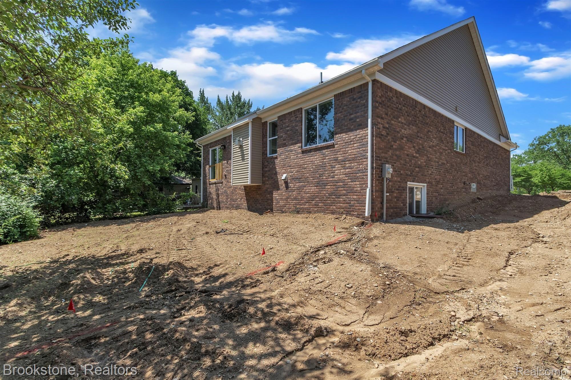 3361 Bathurst Avenue Rochester, MI 48309 - Photo 34 of 46 38-3361 Bathhurst -windowstill-real.jpg