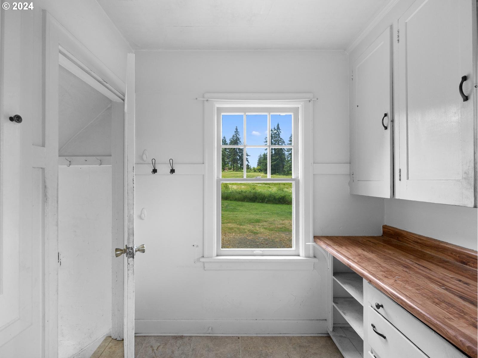 16091 Southeast Royer Road Damascus, OR 97089 - Photo 11 of 41 a kitchen with a stove and a window