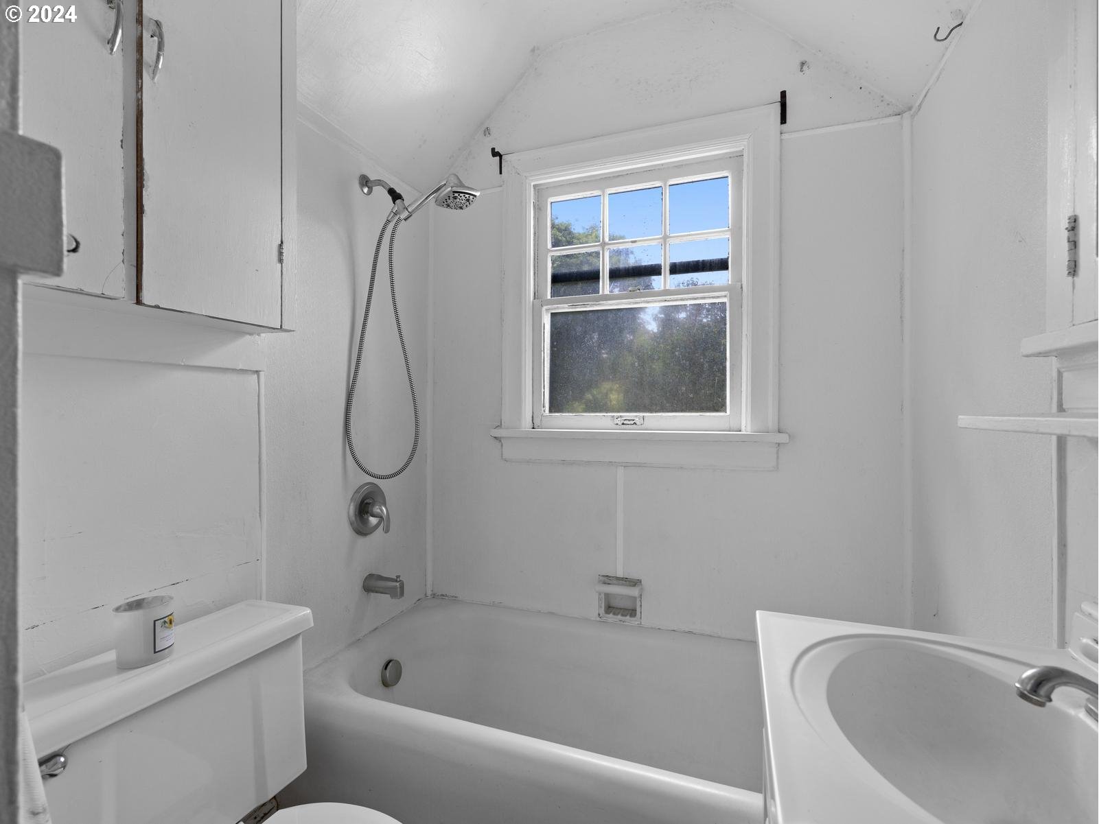16091 Southeast Royer Road Damascus, OR 97089 - Photo 14 of 41 a bathroom with a bath tub a toilet and a sink