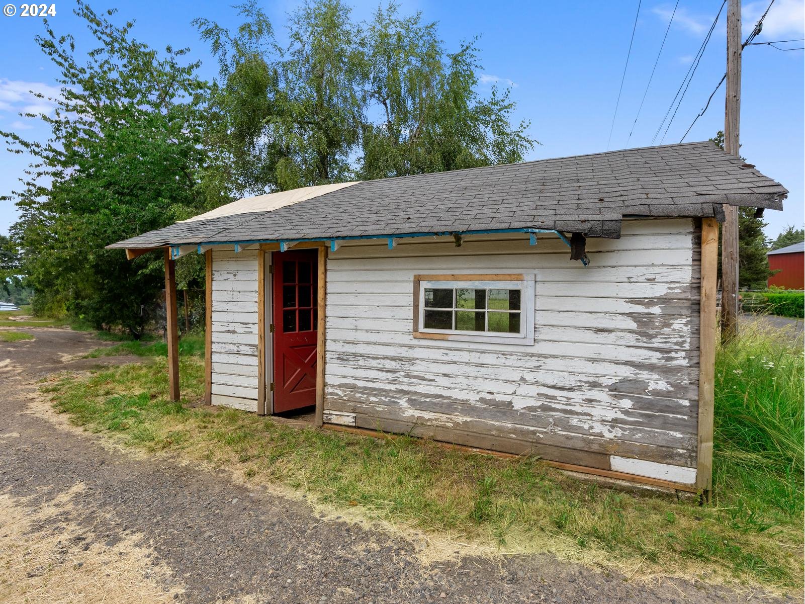 16091 Southeast Royer Road Damascus, OR 97089 - Photo 34 of 41 a view of a house that has window and a wooden fence