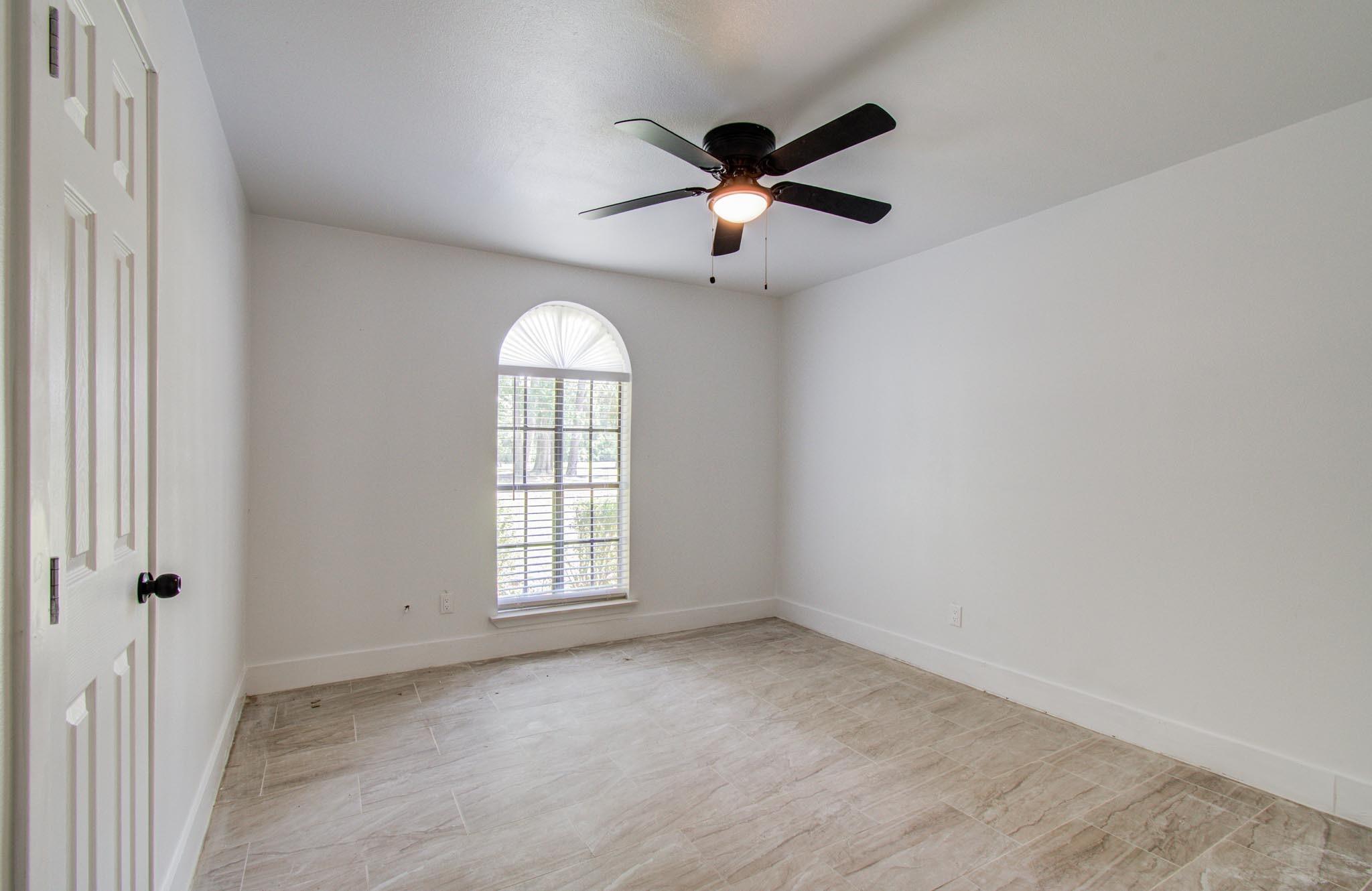 494 Brandon Road Conroe, TX 77302 - Photo 11 of 22 an empty room with windows and fan