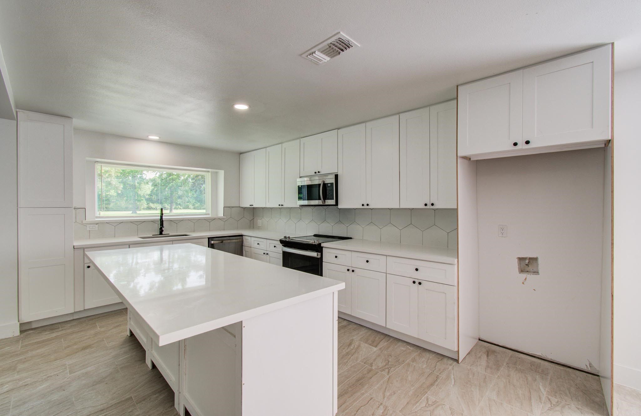 494 Brandon Road Conroe, TX 77302 - Photo 4 of 22 a kitchen with stainless steel appliances granite countertop a sink a stove and a refrigerator
