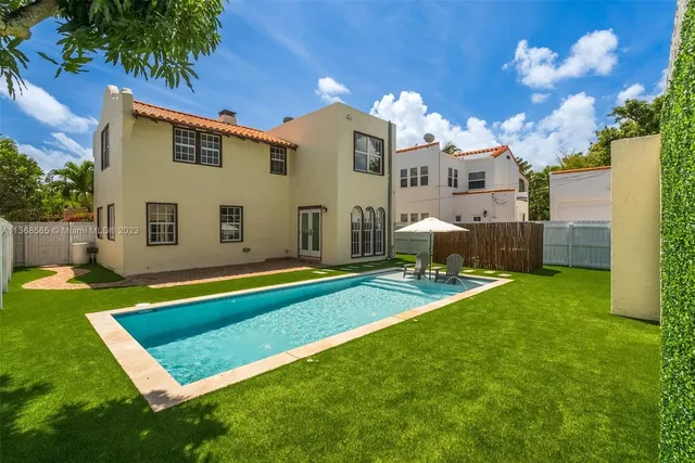 a view of a house with a backyard