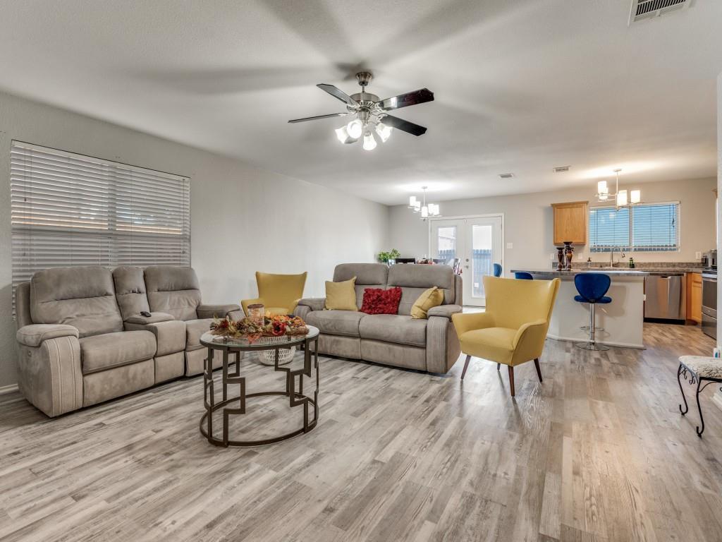 147 Washington Way Venus, TX 76084 - Photo 5 of 24 a living room with furniture and kitchen view