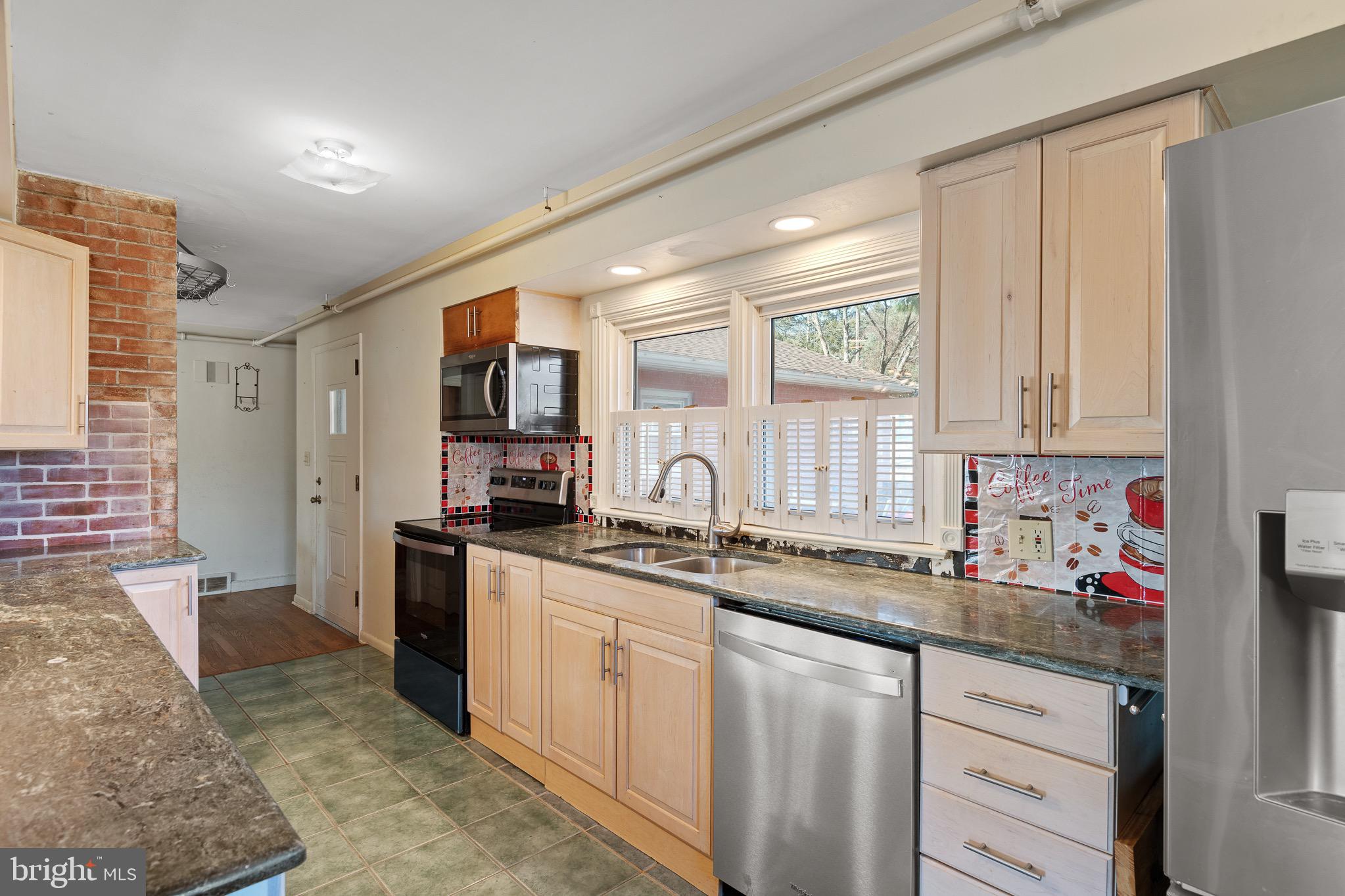 130 Delp Road Lancaster, PA 17601 - Photo 7 of 49 Kitchen with granite countertops