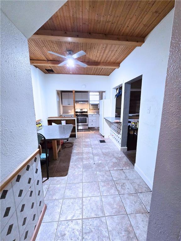 705 South State Line Road Sharon, PA 16146 - Photo 4 of 12 a lobby with furniture and window