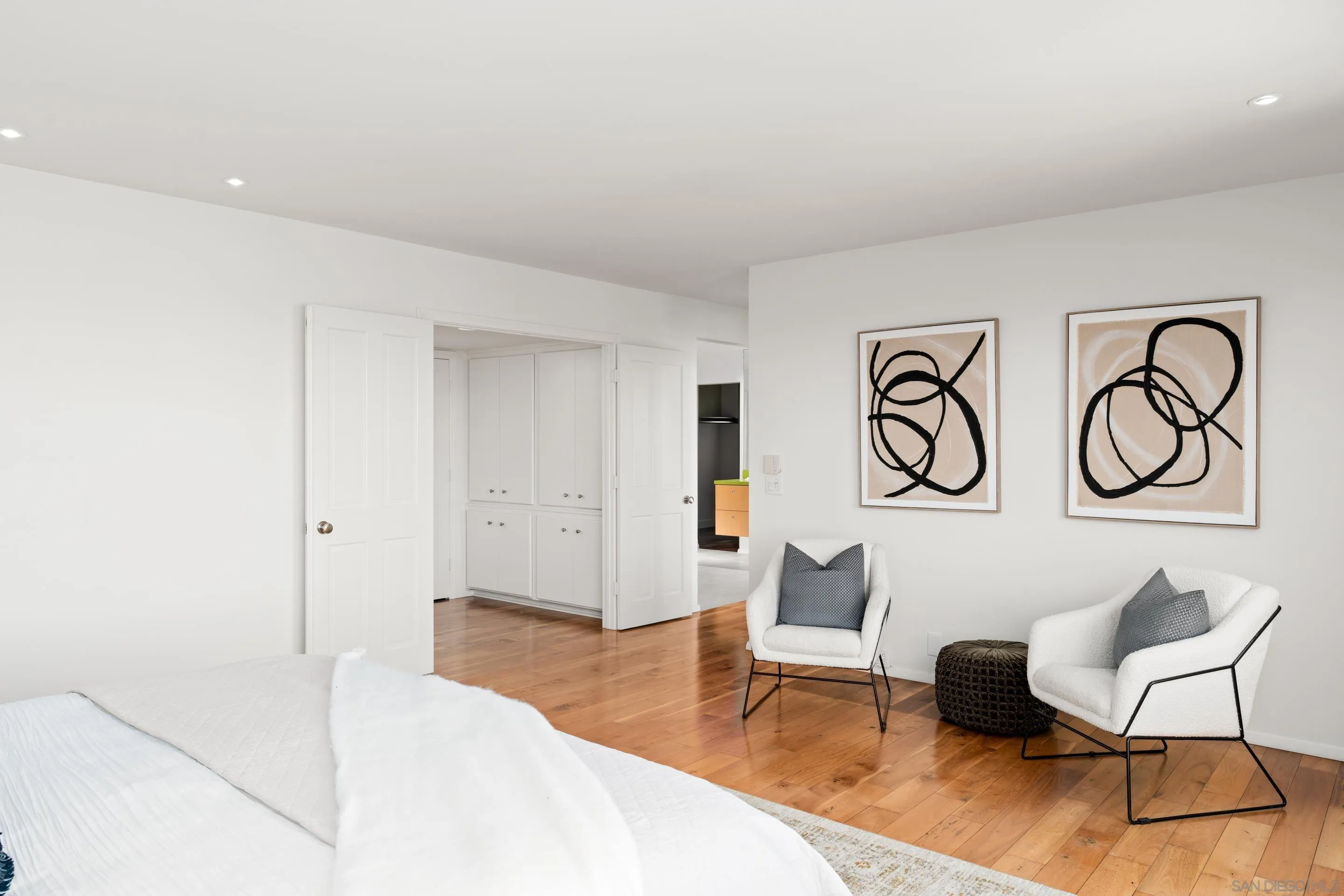 5665 Soledad Mountain Road La Jolla, CA 92037 - Photo 25 of 52 a living room with furniture and wooden floor