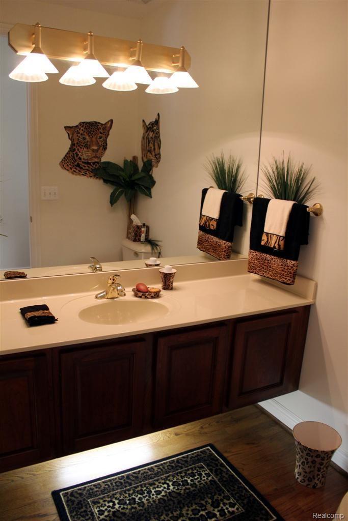 580 Springview Drive Rochester, MI 48307 - Photo 13 of 22 Powder Room