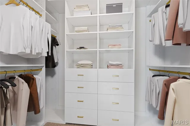 $797,990 | 1 Gates Manor Court, St. Louis, MO 63126