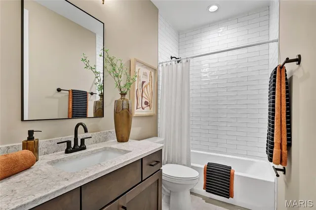 $797,990 | 1 Gates Manor Court, St. Louis, MO 63126