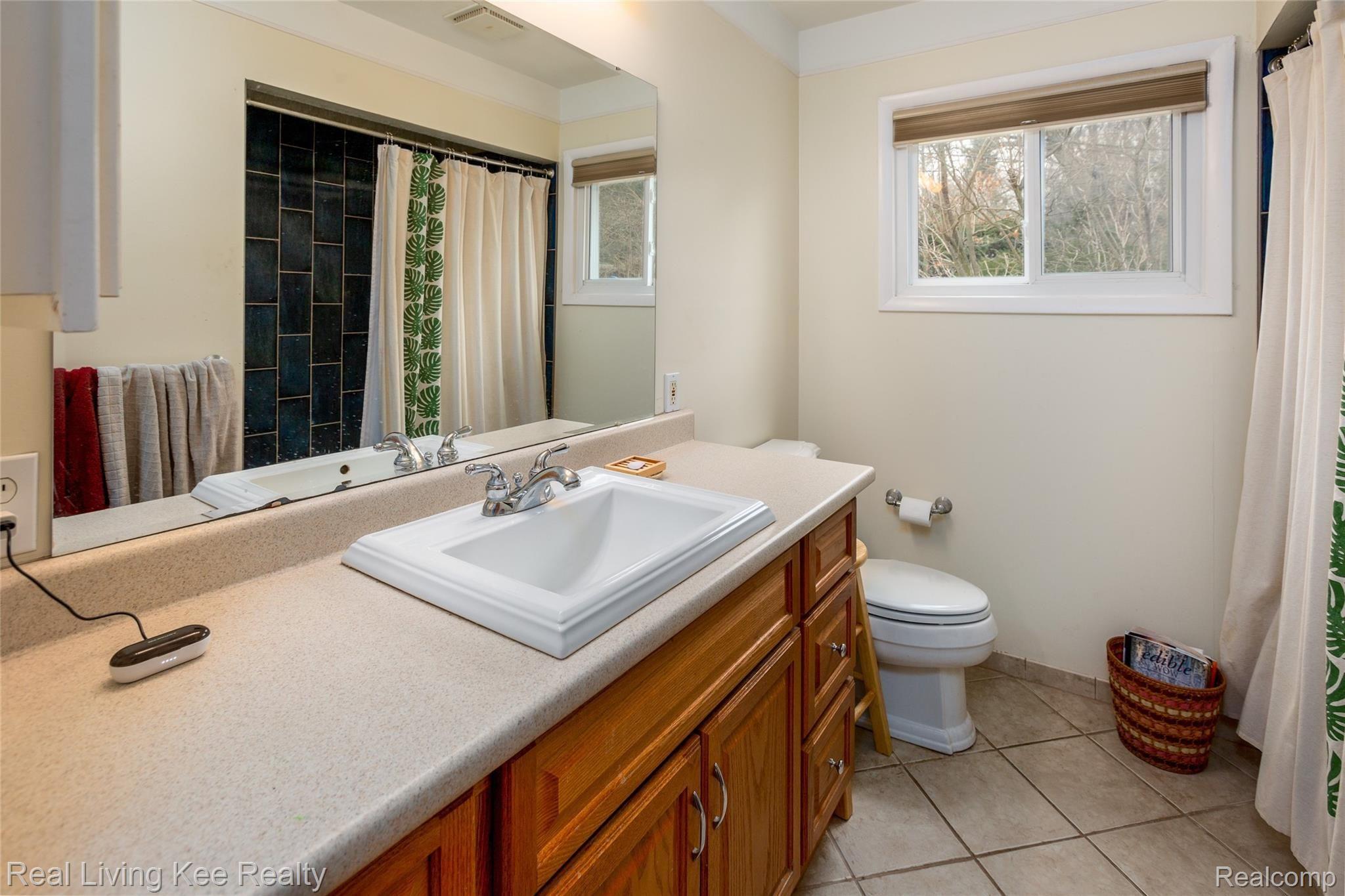 1294 Maple Drive Rochester, MI 48307 - Photo 14 of 20 Full Bathroom