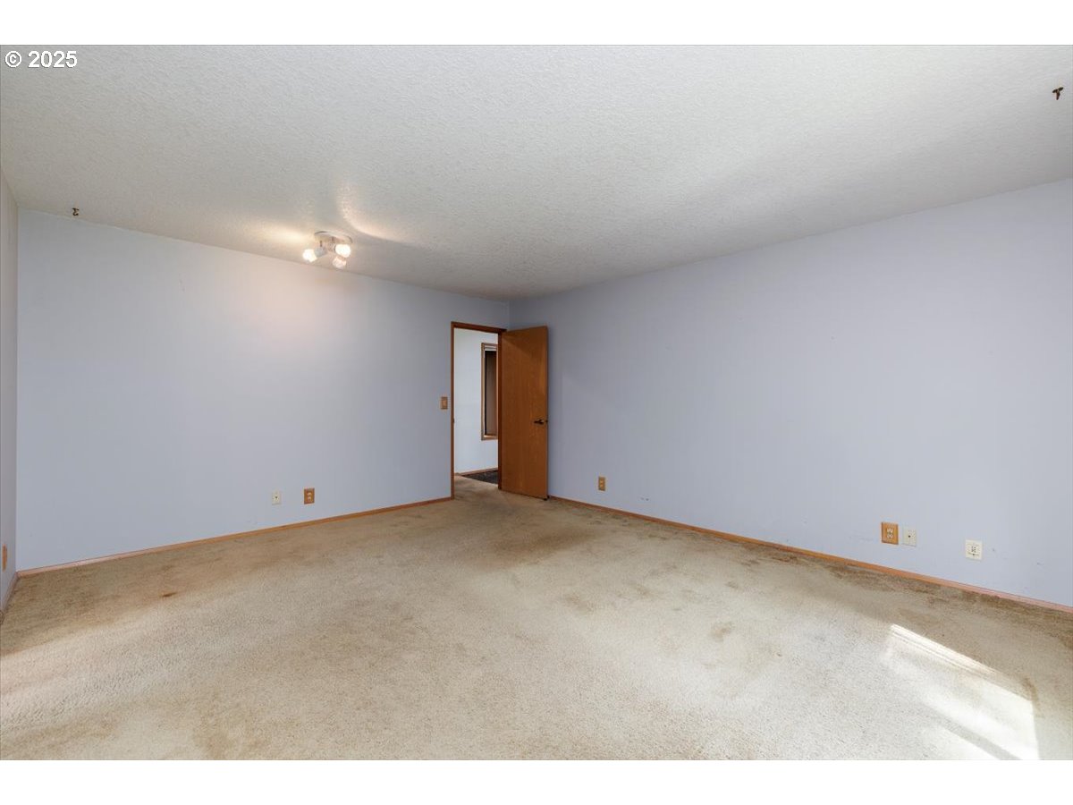 17230 Southwest Rivendell Drive Portland, OR 97224 - Photo 11 of 25 Gallery Image 11