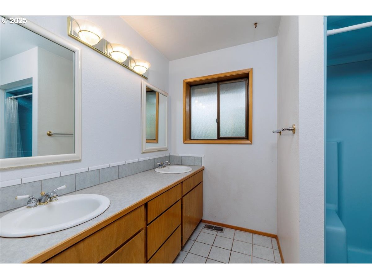 17230 Southwest Rivendell Drive Portland, OR 97224 - Photo 13 of 25 Bathroom