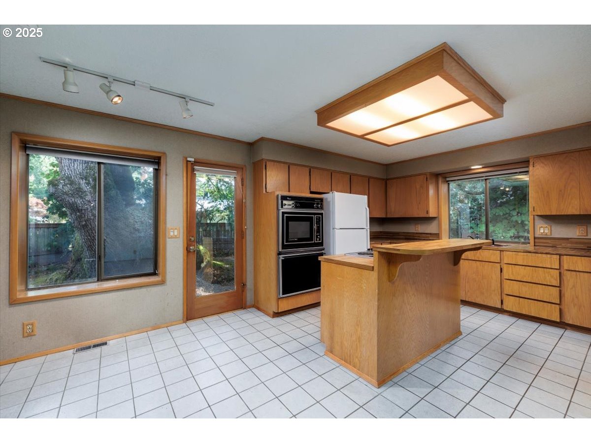 17230 Southwest Rivendell Drive Portland, OR 97224 - Photo 5 of 25 Gallery Image 5