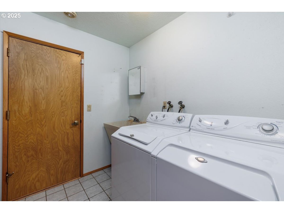 17230 Southwest Rivendell Drive Portland, OR 97224 - Photo 9 of 25 Gallery Image 9