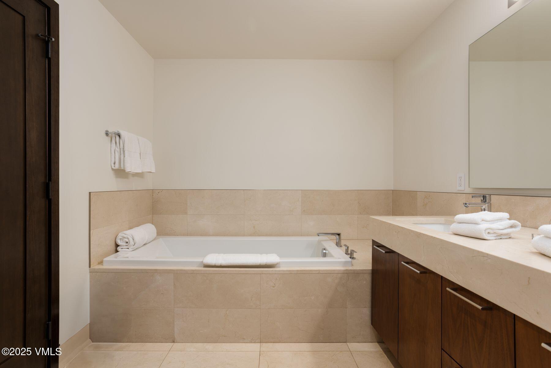 701 West Lionshead Circle, Unit W404 Vail, CO 81657 - Photo 20 of 45 photo_online_020