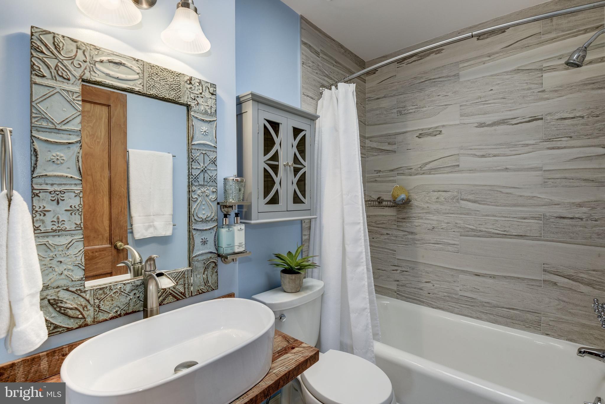 323 Oglethorpe Street Northwest Washington, DC 20011 - Photo 15 of 21 Upper Level Bath