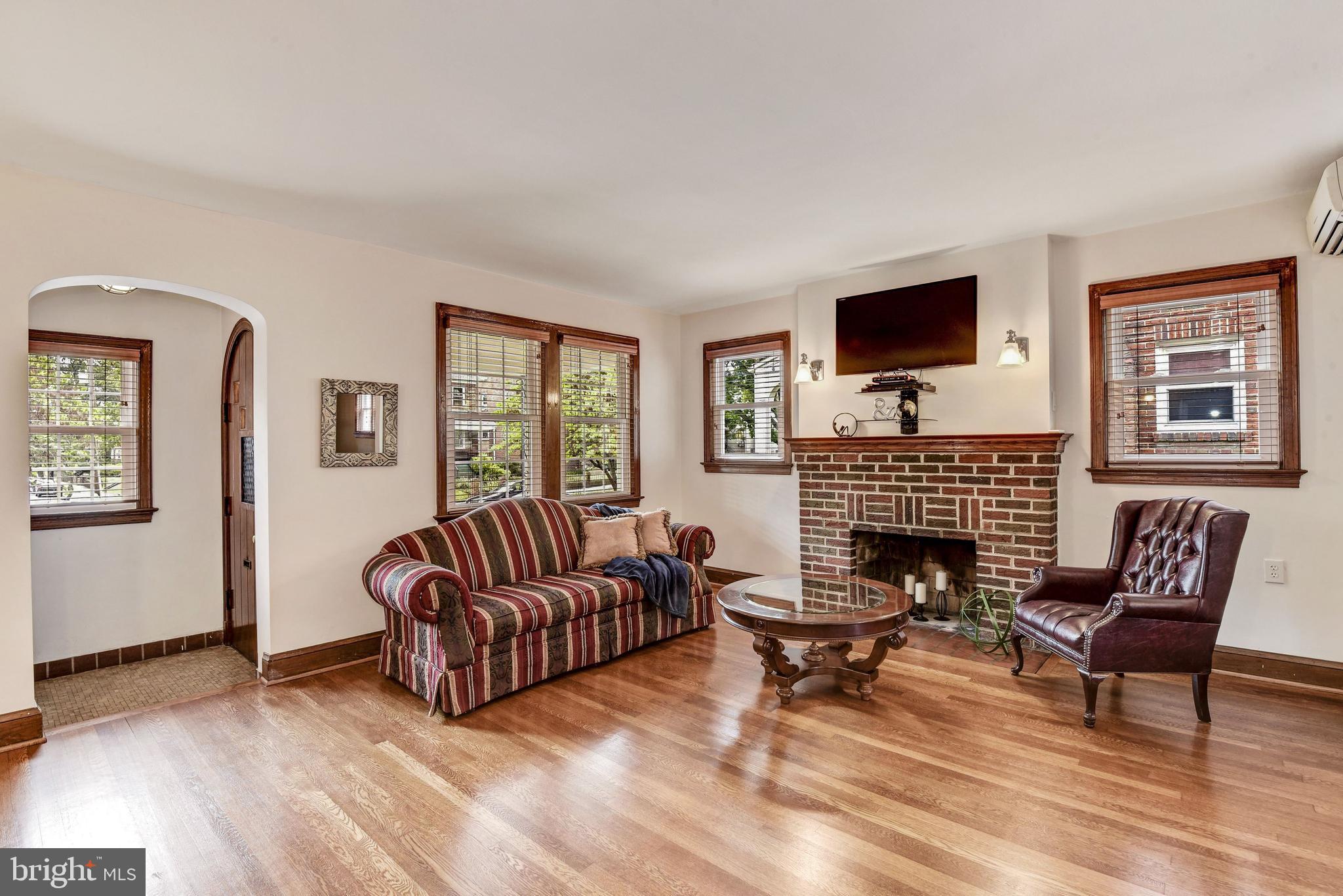 323 Oglethorpe Street Northwest Washington, DC 20011 - Photo 3 of 21 Living Room