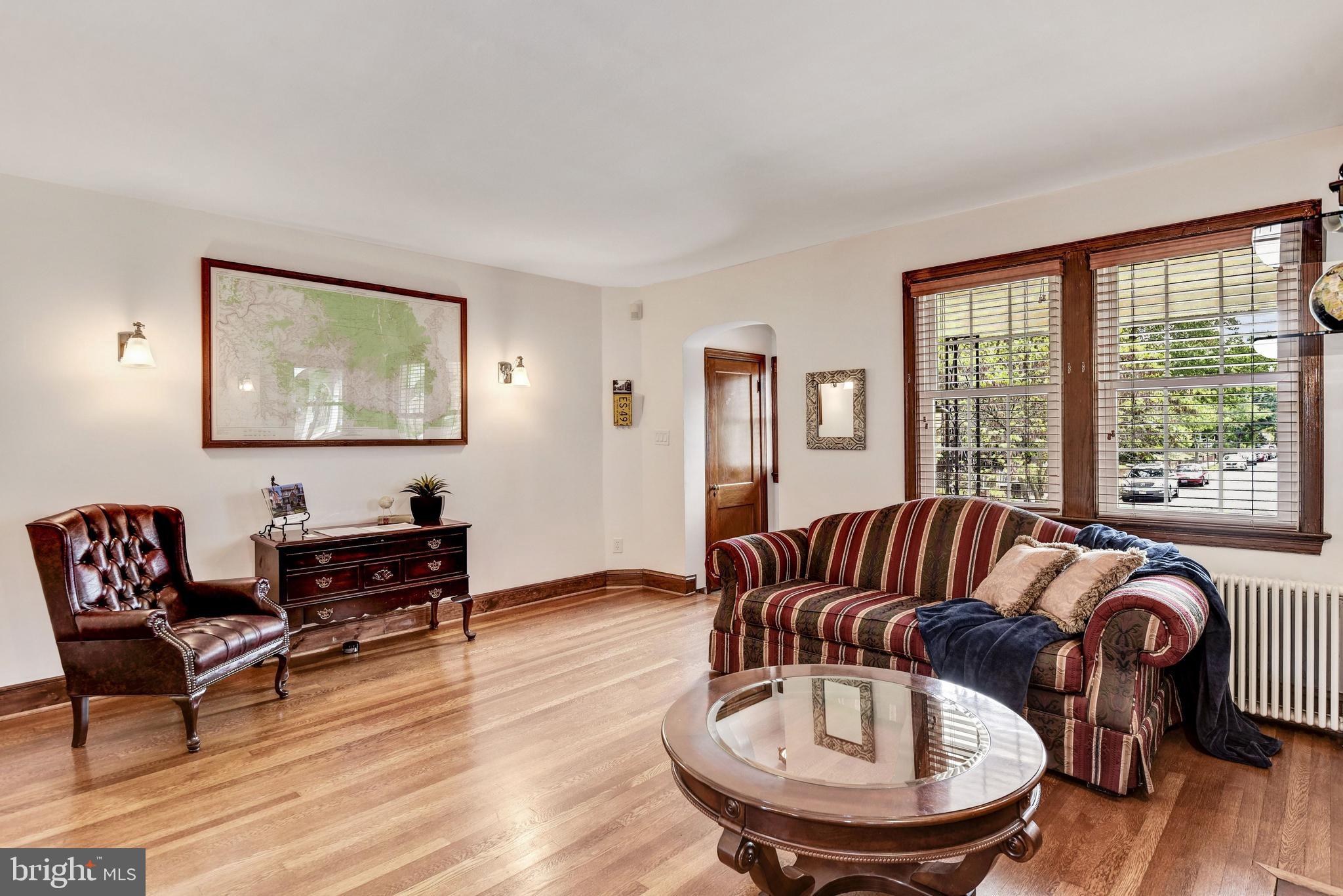 323 Oglethorpe Street Northwest Washington, DC 20011 - Photo 4 of 21 Living Room