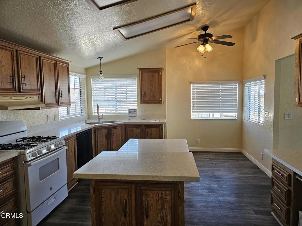 360 Ibsen Place, Unit 129 Oxnard, CA 93033 - Photo 7 of 16 Kitchen