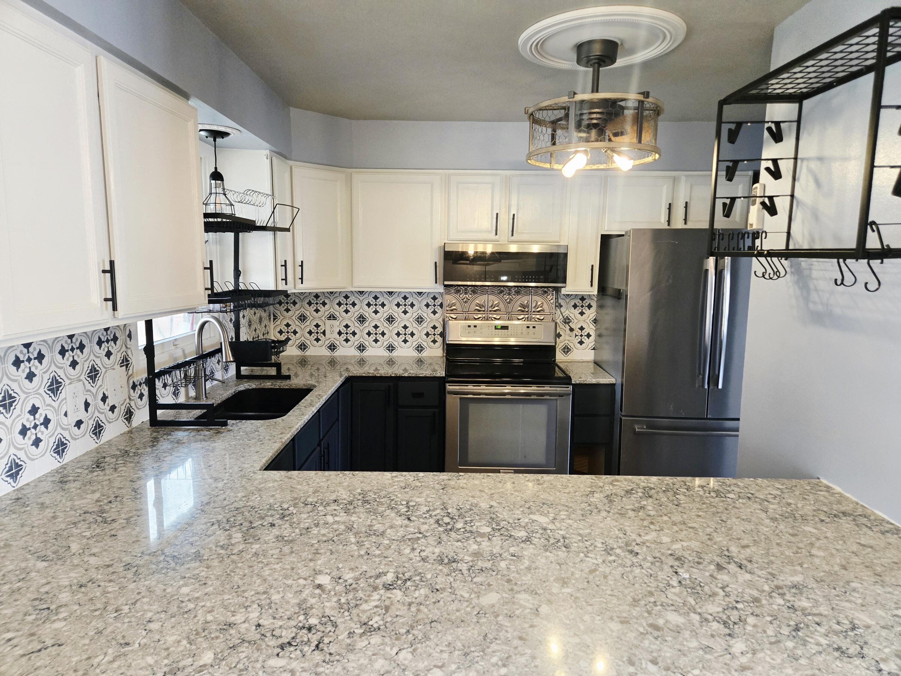 1327 Montclair Place Fort Atkinson, WI 53538 - Photo 10 of 35 Granite Counter Tops